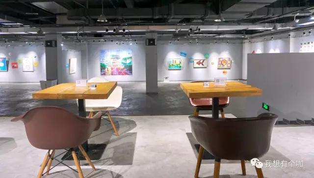 他辞去国企高管工作，把独立电影社搬进可以画画、喝咖啡的美术馆