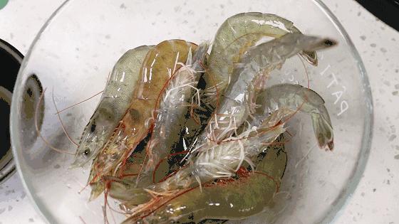 摸着良心讲，昆明关上某饭店，虾肉好吃到甩市区饭店10多条街