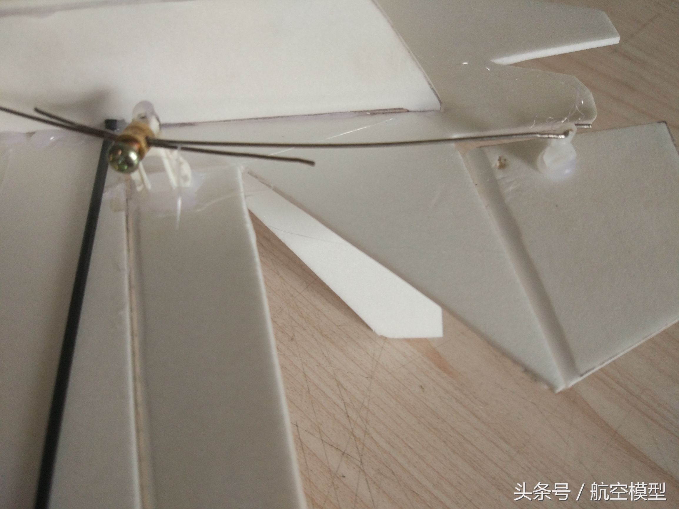 自制遥控小飞机只要一个小马达,自制一架小飞机