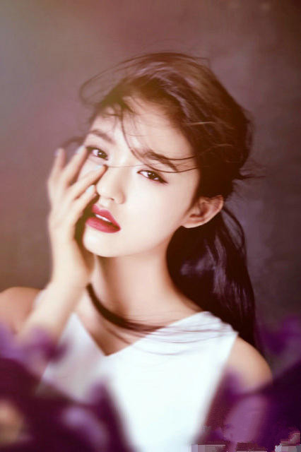 十几岁为贴补家用上节目当模特,脸被当成画盘的林允满脸不情愿~