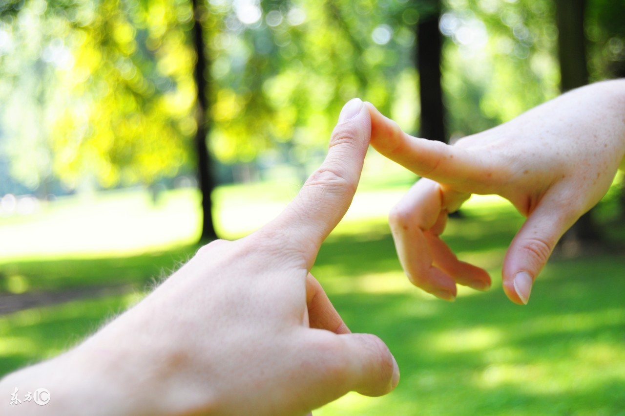 小孩喜欢咬手怎么劝他,孩子喜欢咬指头怎么办