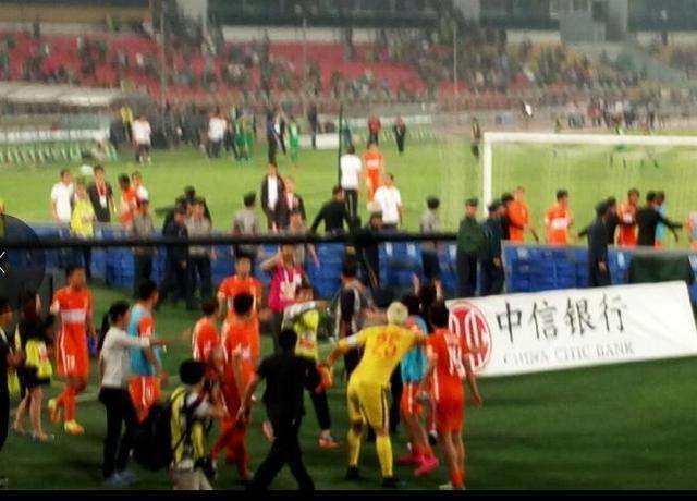 中超赛场爆发大规模冲突,中超赛场大规模冲突场面