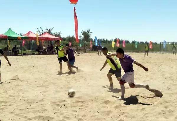 “纳林湖杯”沙滩足球赛激战乌兰布和沙漠