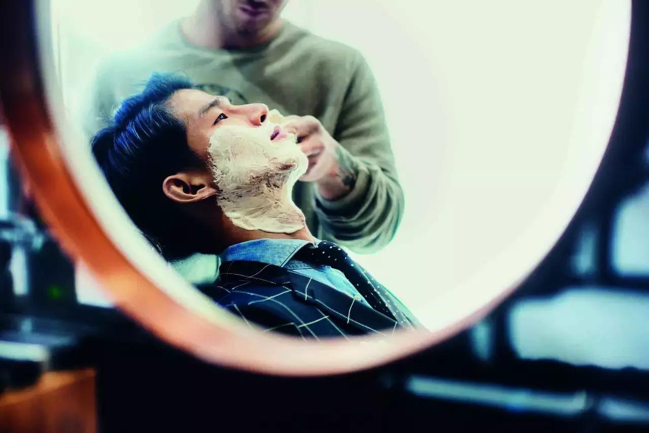 你明天再穿牛仔来上班，我就给你涨薪了啊