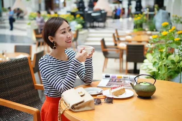 整牙戴的粉色的牙套,整牙给人带来的变化