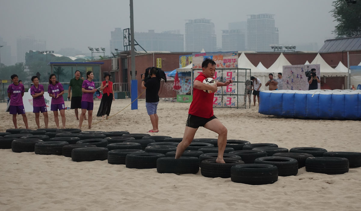 “汪星人”助阵海洋沙滩嘉年华沙足性别大战上演
