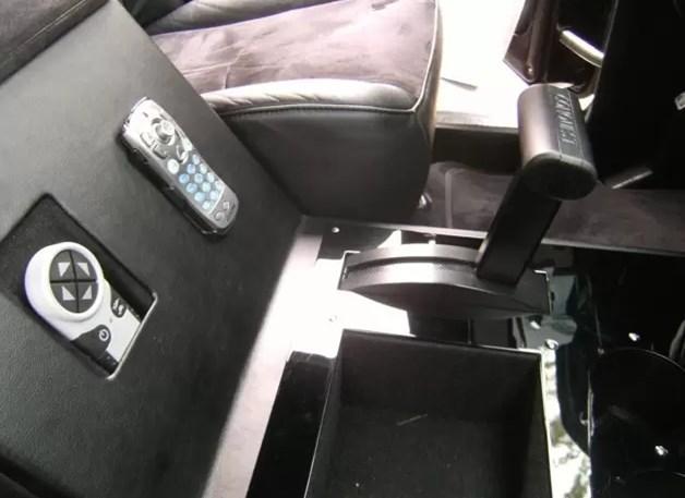 1500万的装甲车洗车,价值百万的装甲车