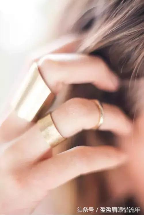 小白皮鞋划伤痕迹怎么处理,皮鞋鞋面划破一道口子怎么修复