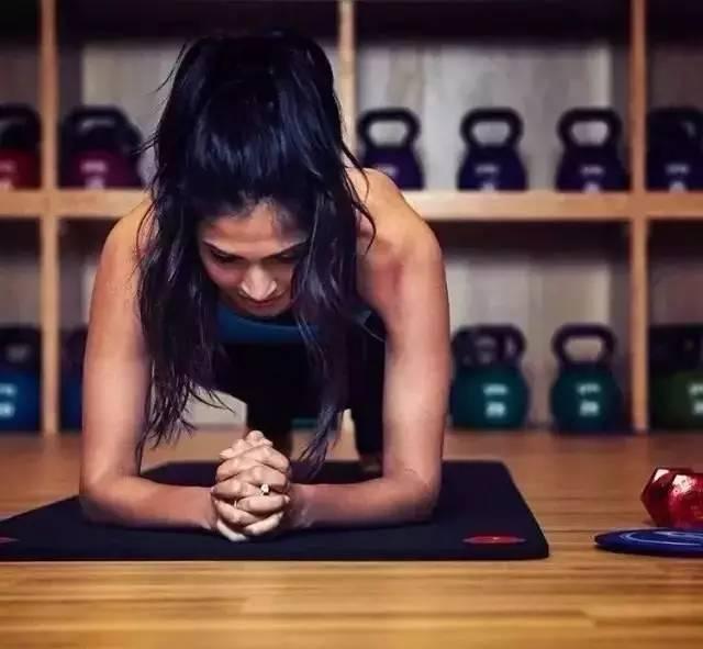 每天做1分钟平板支撑会怎么样,坚持做一个月平板支撑会怎么样