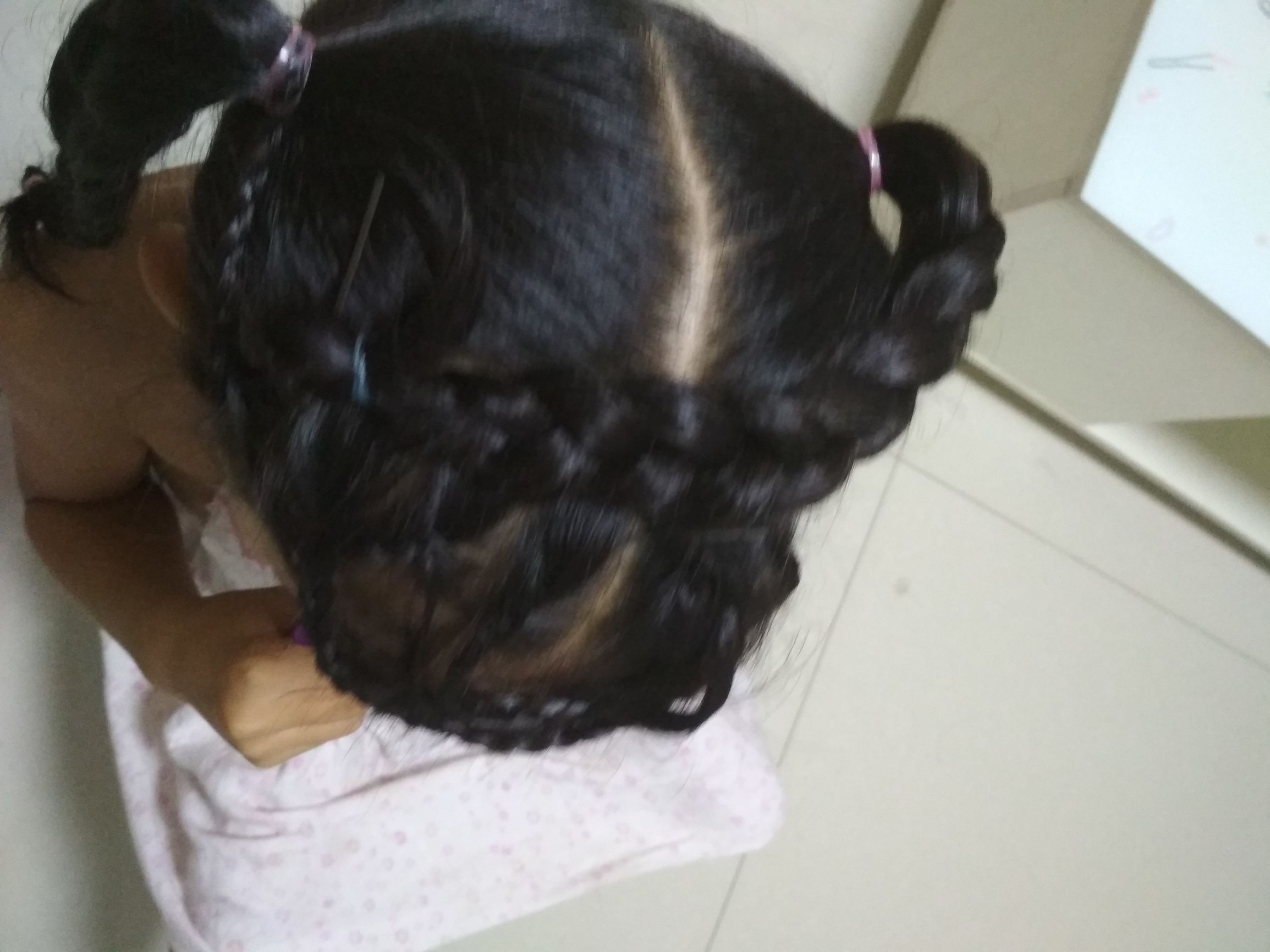 有刘海的宝宝适合编什么发型,小孩高额头刘海怎么扎起来好看