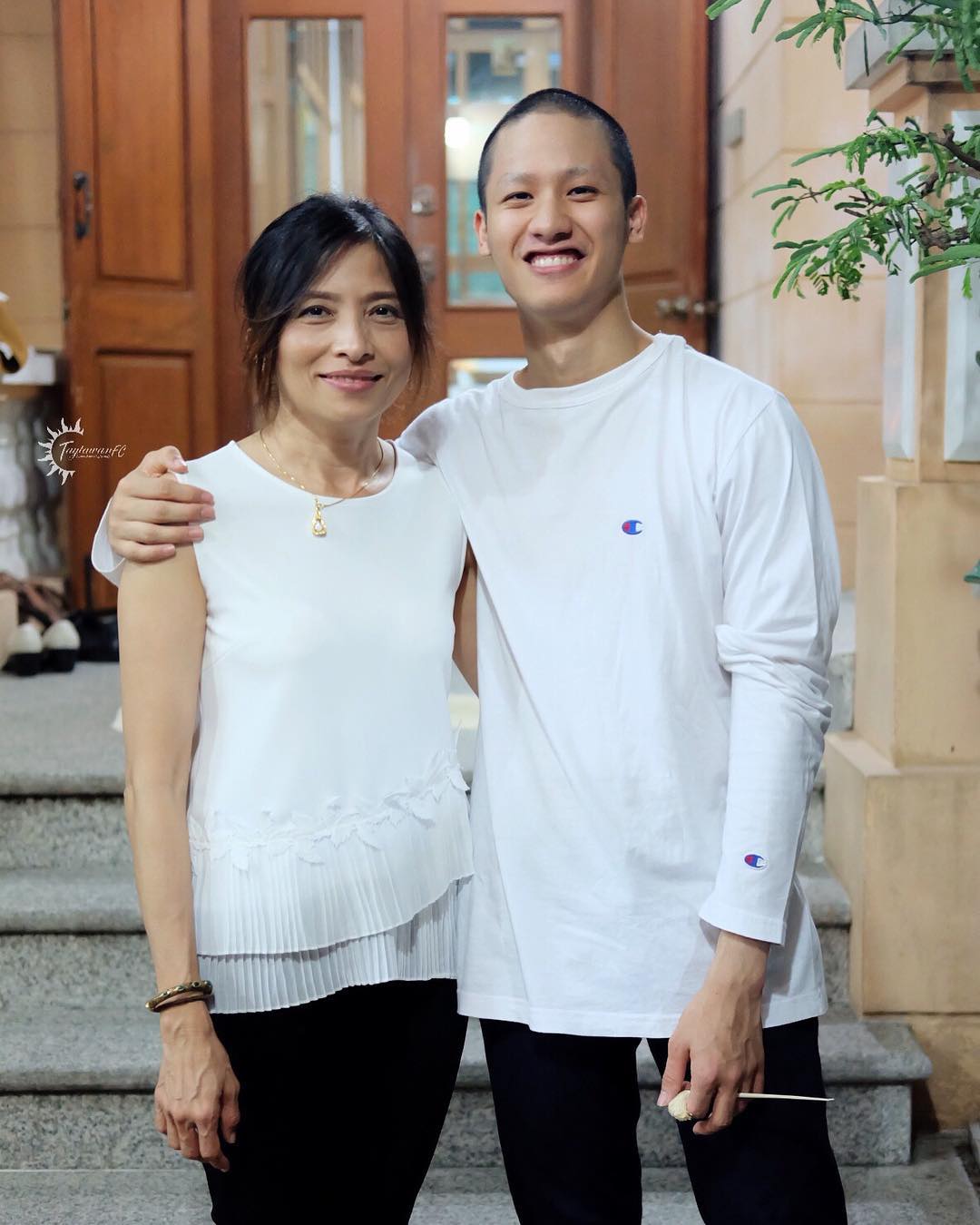 泰国母亲节，来看看泰星与母亲的有爱照片吧！