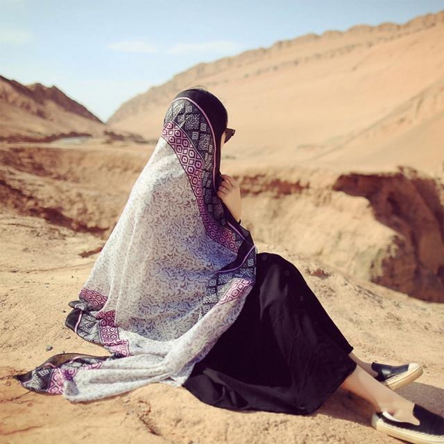 美丽丝巾搭配气质穿搭美出高级感,丝巾怎么搭配才显得更年轻时尚