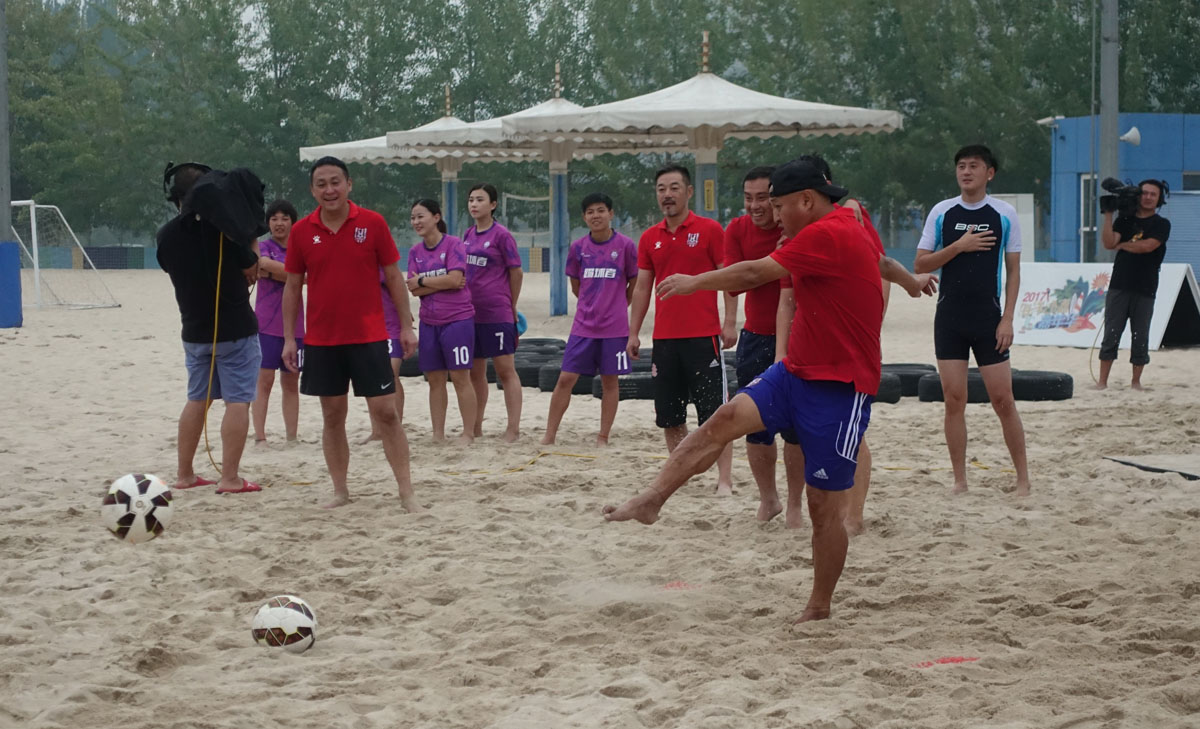 “汪星人”助阵海洋沙滩嘉年华沙足性别大战上演