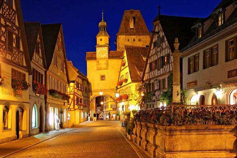 除了啤酒足球汽车,这里还有*情纵**的购物体验