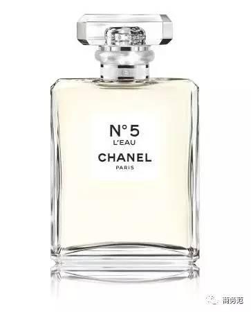 这个免税店大牌彩妆65折，手表买一送一，我可能逛了假机场