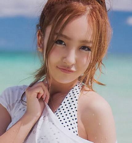 为什么美妆博主的口红都要涂出去 (美妆博主和普通人涂口红哪个好)