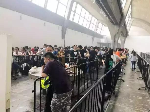 花100万买一台奔驰超跑,花100万买奢侈品