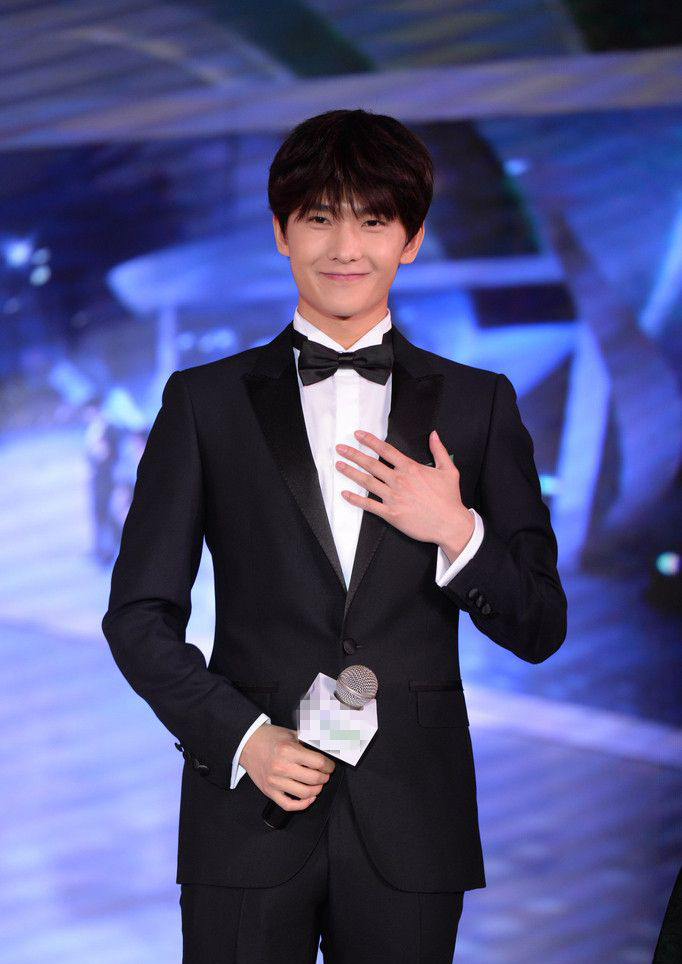 男士配饰搭配耳钉,男士领带配饰戴法