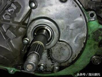 踏板摩托车后轮漏油是怎么处理,踏板摩托车后轮有油渍是什么原因