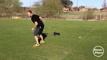 足球训练10个过人基本动作,足球背身接球转身训练技巧