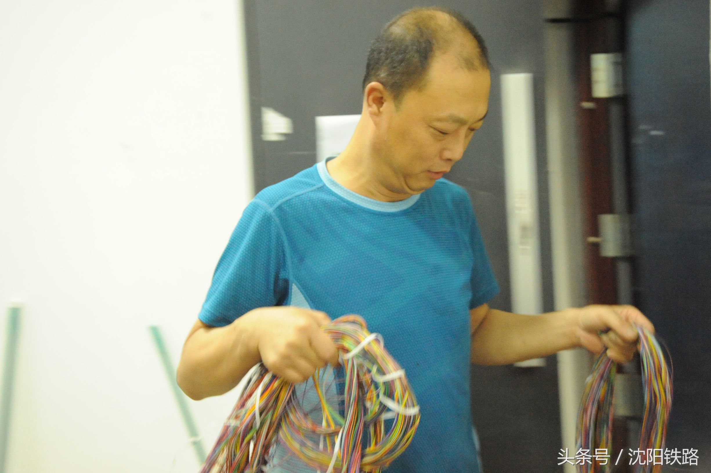 亲们在使用电话沟通联系的时候，是否知道为了铁路电话的畅通，有一伙人在机房里蛮拼滴！