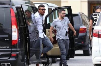 大方！保利尼奥走前把奔驰车送司机，1品质远比球技重要