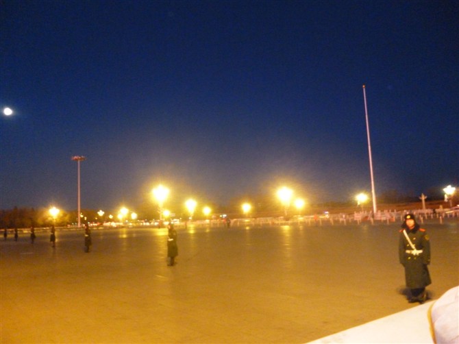 冬天的寒夜里，我们从北京西站走到*安门天**看升*旗国**
