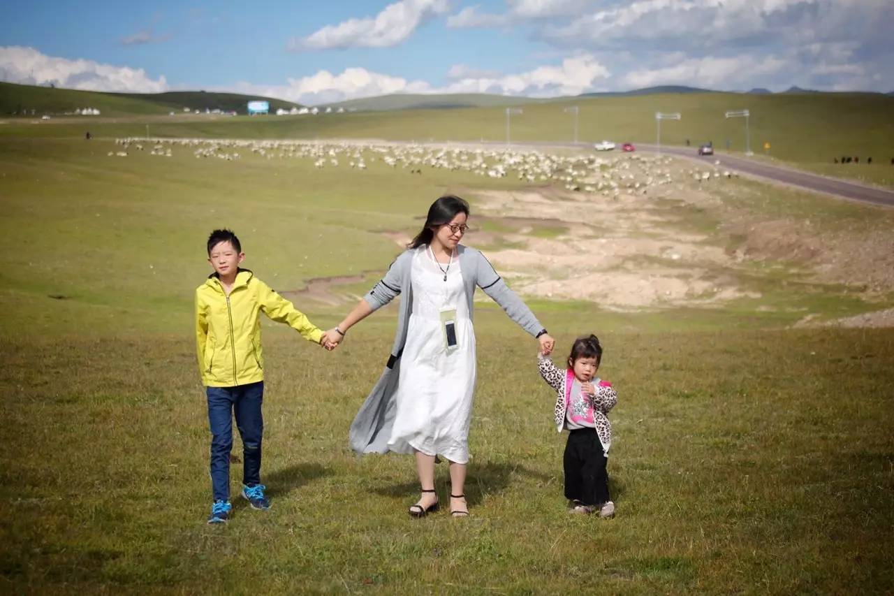 大手牵小手我们一起走,大手牵小手我们一起走图片