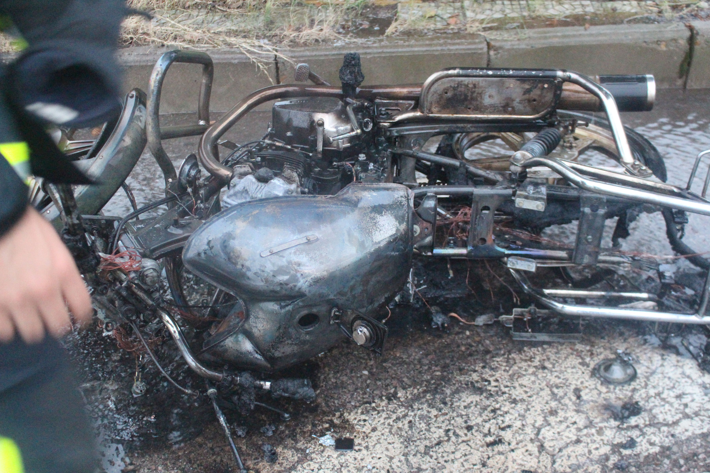 路上突然起火消防队迅速扑灭,摩托车起火民警飞奔救援30秒扑灭