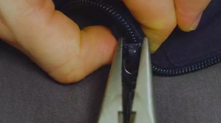 衣服拉链拉不上了怎么办,衣服拉链拉不住了怎么拉顺畅