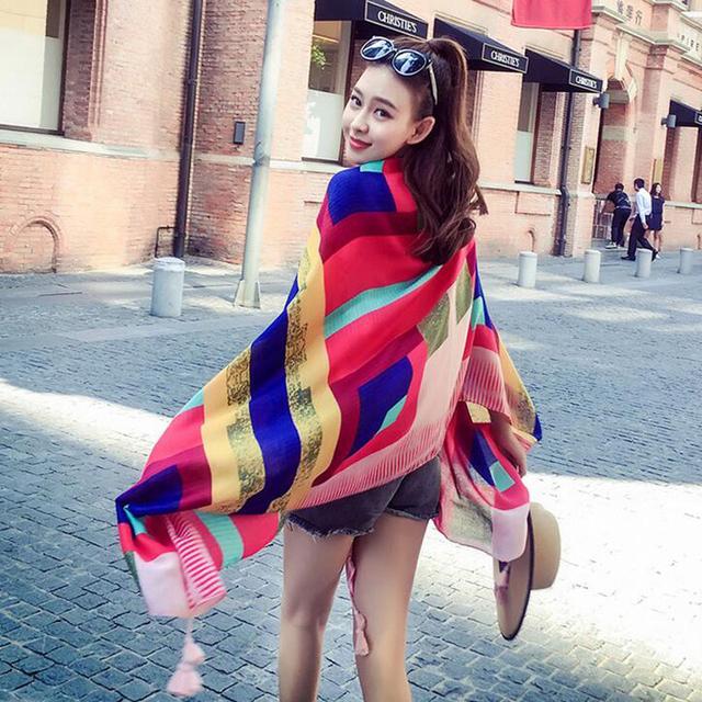 美丽丝巾搭配气质穿搭美出高级感,丝巾怎么搭配才显得更年轻时尚