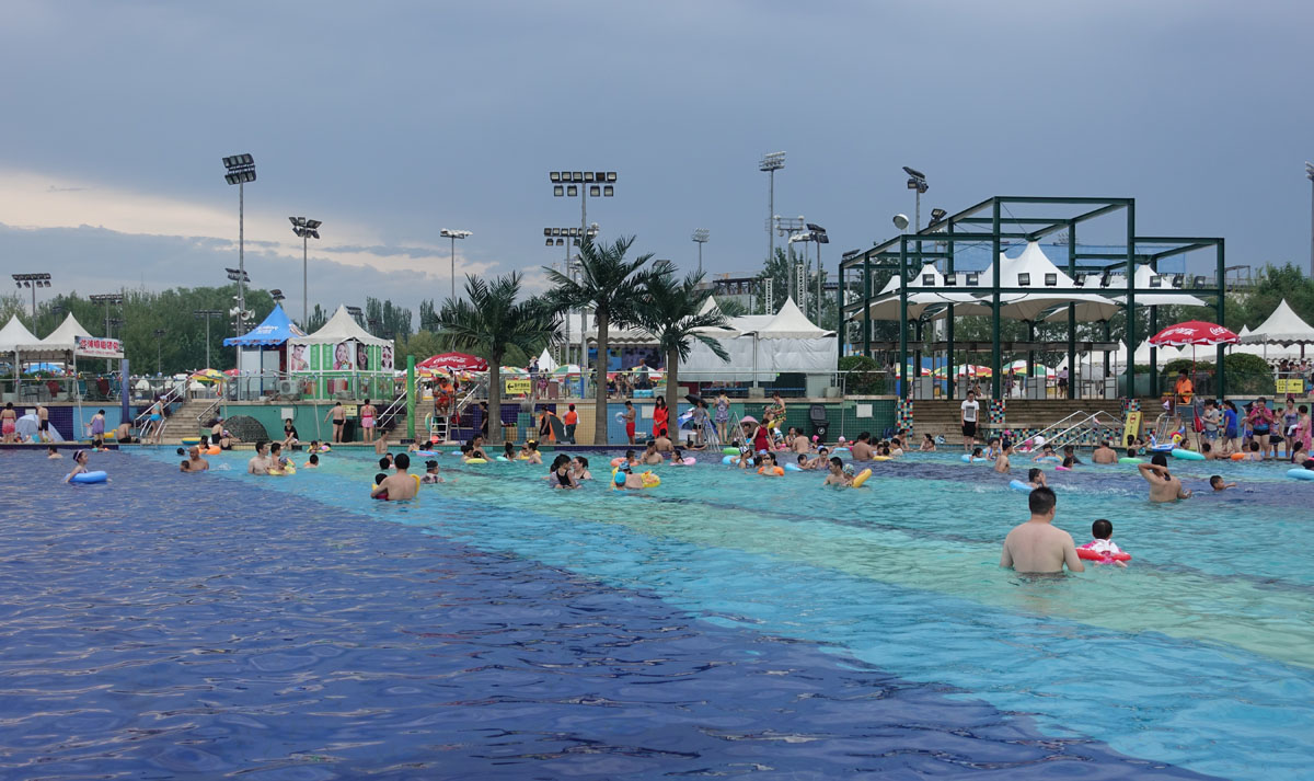 “汪星人”助阵海洋沙滩嘉年华沙足性别大战上演