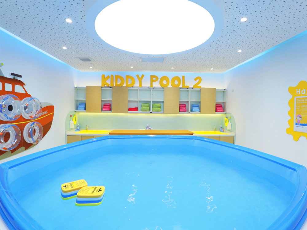 婴儿在泳池游泳,游泳池水温多少适合孩子