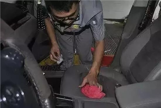 开车抽烟不掉烟灰,车内抽烟怎么让烟散出去