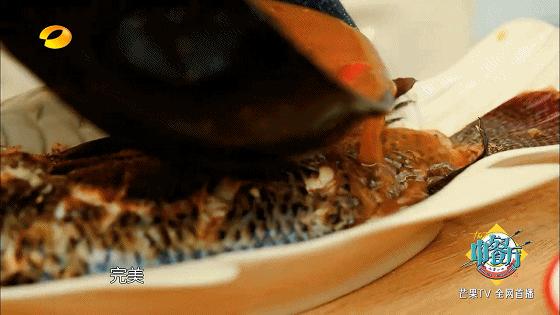 中餐厅张亮从楼梯摔倒完整版,中餐厅张亮摔倒