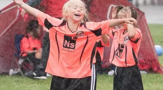 雨天踢球有效的进攻办法,雨天踢球后怎么防止感冒