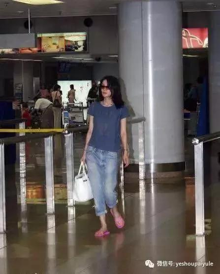 明星尬拍名场面,明星机场撞柱子尬舞