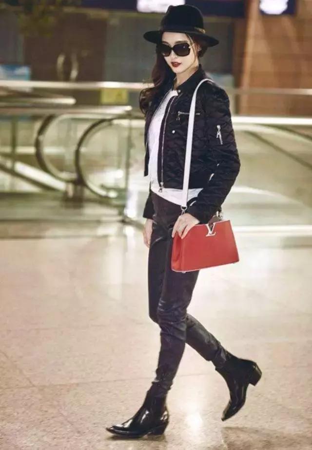 明星尬拍名场面,明星机场撞柱子尬舞