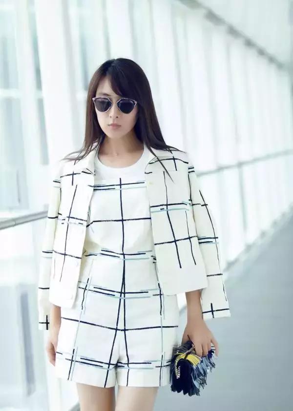 明星尬拍名场面,明星机场撞柱子尬舞