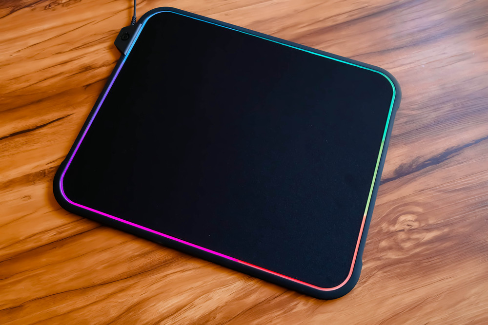 不止是炫酷光污染，赛睿QcKPrism鼠标垫个性尝鲜