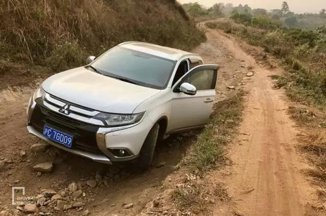 她单枪匹马从杭州出发，开着开着到了非洲腹地