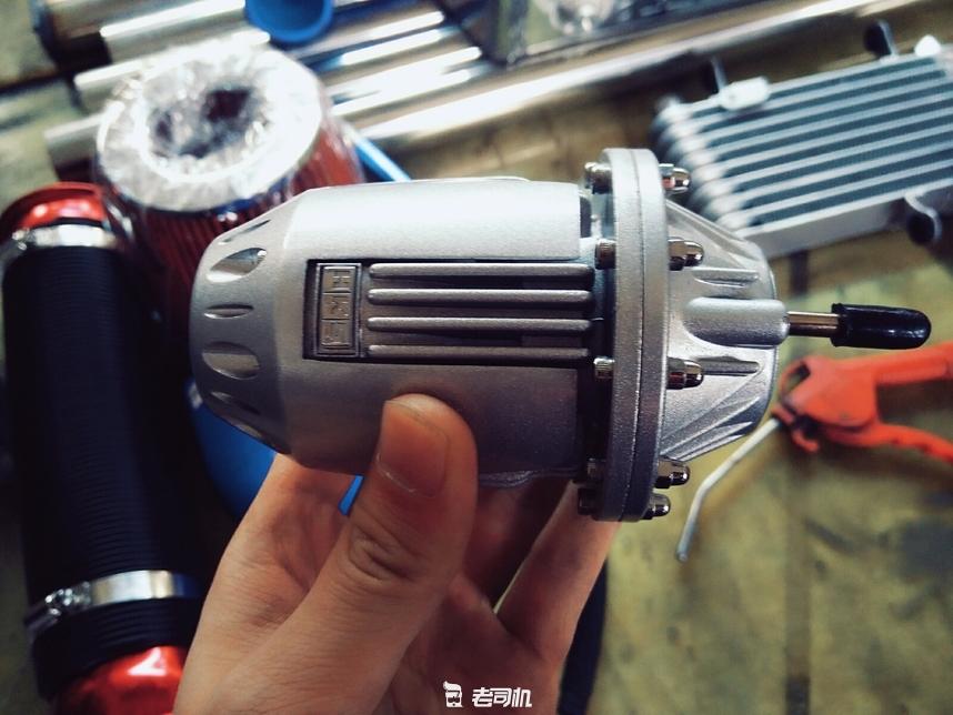 后驱五菱宏光爆改,爆改的五菱宏光竟然能上天