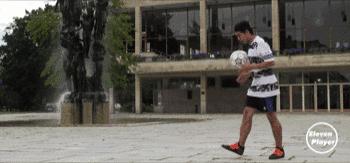 足球教学4种花式实用过人,新手必学的足球花式动作