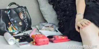 卢杉的包里都有什么?网友:你也用娜扎同款?看来我买对了