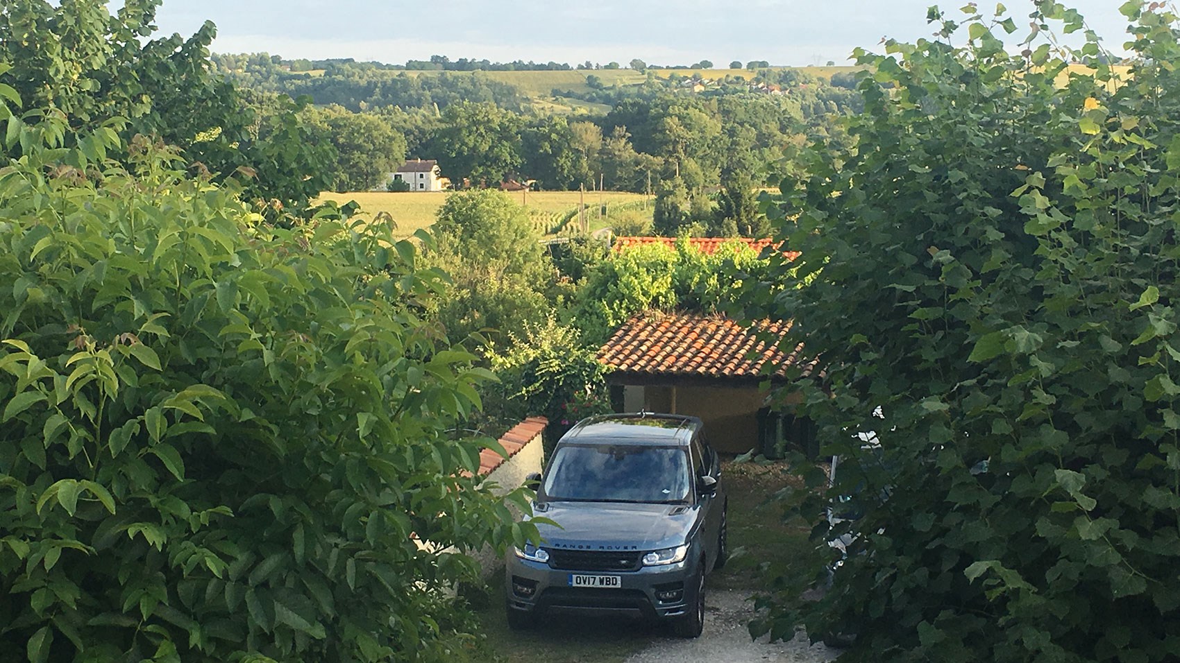 路虎揽胜sdv6试驾视频,路虎揽胜运动版2024款用车实测