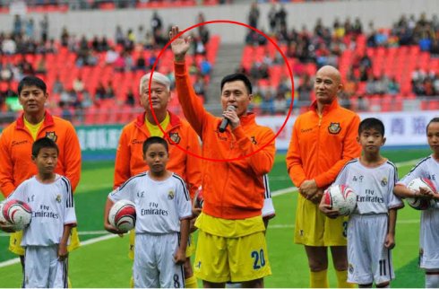 曾是足球运动员,扮慕容复成经典,年过花甲仍帅气潇洒