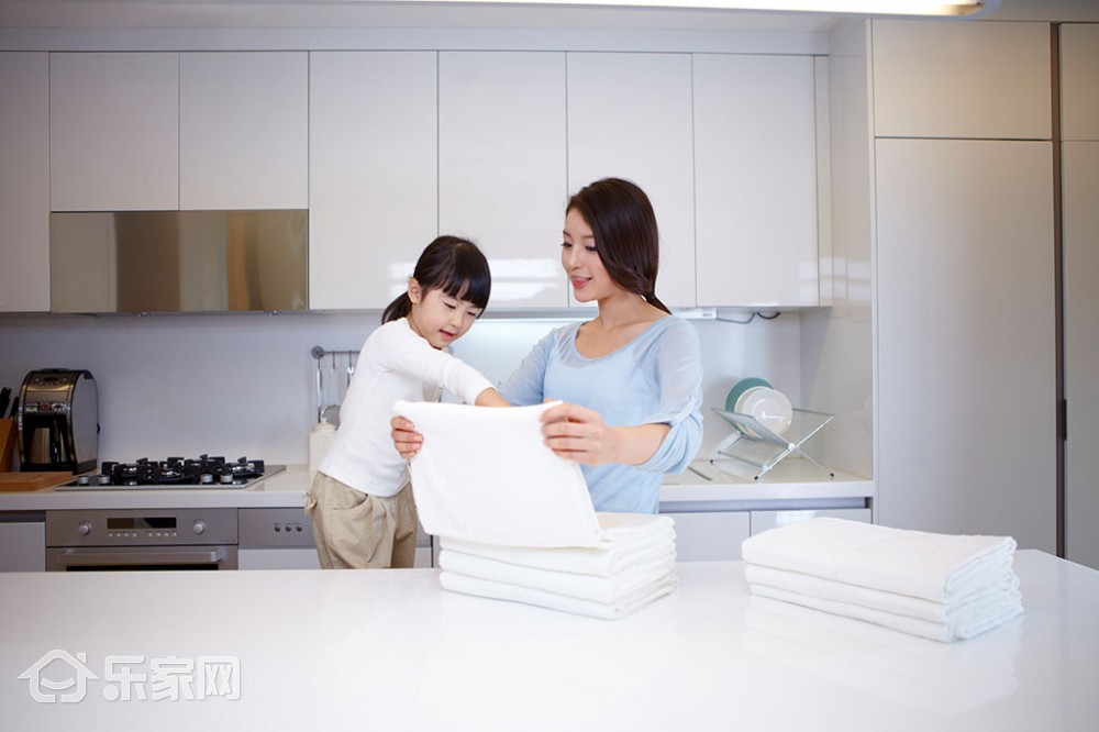 衣服上的油渍时间长了还洗得掉吗,100%棉的衣服沾上油渍怎么洗