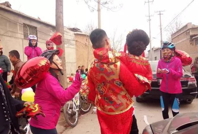东阿小伙结婚,淮南小伙骑自行车接亲