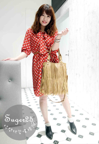 抢眼红色系碎花洋装+苏格兰红格裙,显瘦早春穿搭!