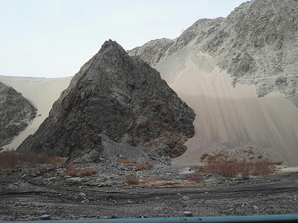 两位60岁老人去旅游,60后老俩口自驾穿越罗布泊无人区